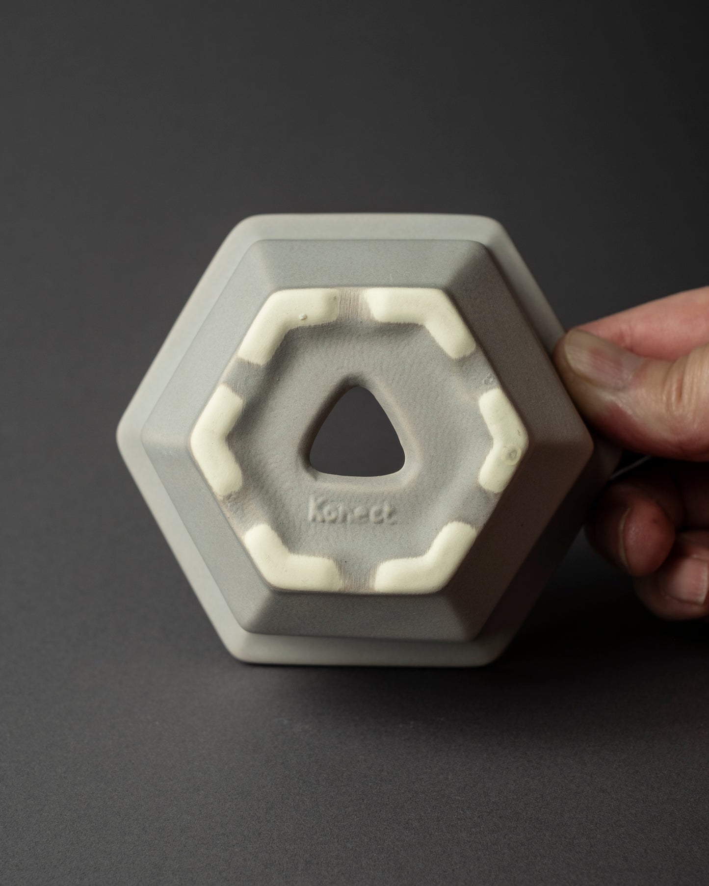 konect nos pot M Gray